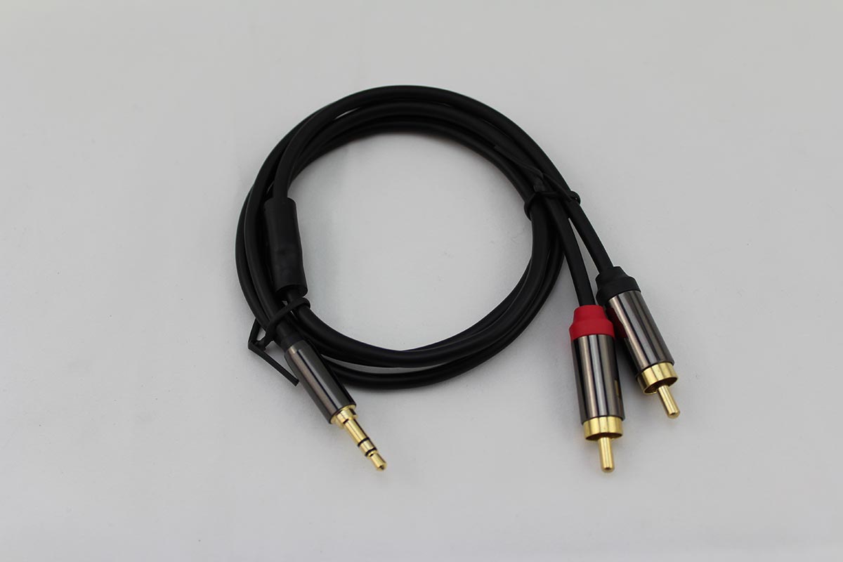 yourDroid 1m Audiokabel, 3,5mm Stereo Stecker auf 2 RCA-Stecker, Metallgehäuse, Vergoldet, Schwarz
