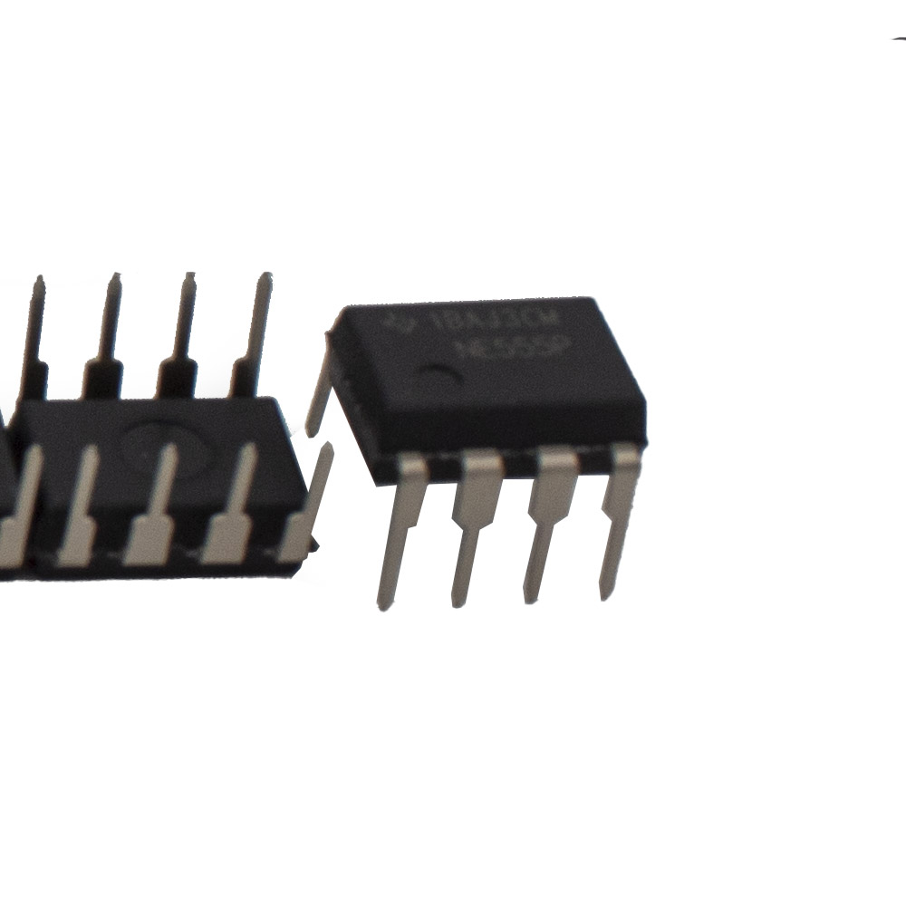 10x Texas Instruments NE555P (NE555) Timer  + DIP 8 IC Sockel