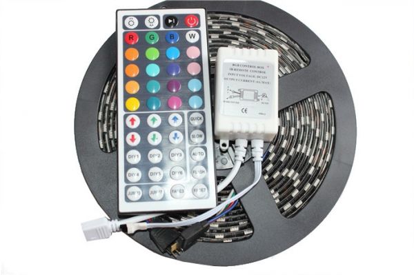 Set 5m LED 5050RGB 300 LEDs IP65 Rolle + 44 Tasten Fernbedienung Controllerbox